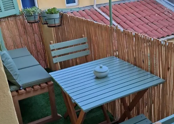 Historic Bright And Beautiful Apartment In Old Nice With Castle Hill View