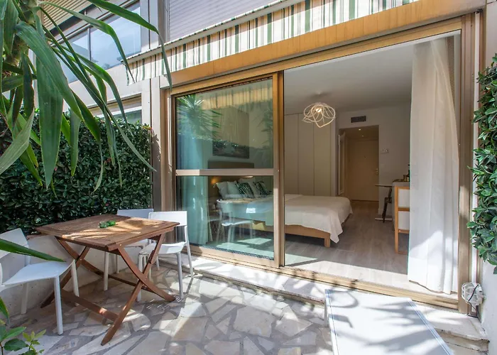 Centre Promenade Golden Square Terrace 1 Min Walk To The Beach Ac Nizza